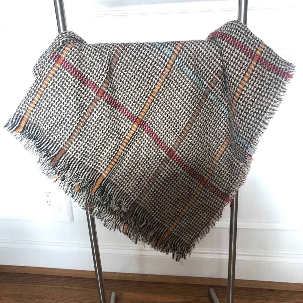 NWOT Houndstooth Stadium/Blanket Scarf